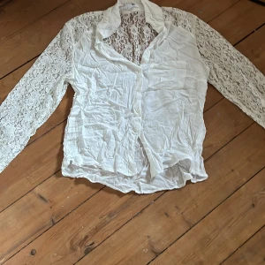 Skjorta  - En tun sommar skjorta som har använt fåtal gånger. Har spets vid ryggen och på armarna