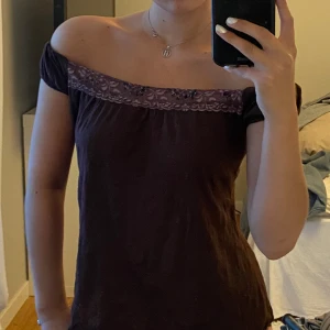 Off shoulder tröja - Fina spetsdetaljer och ännu finare plommonfärg! Tyget är stretchigt🫶