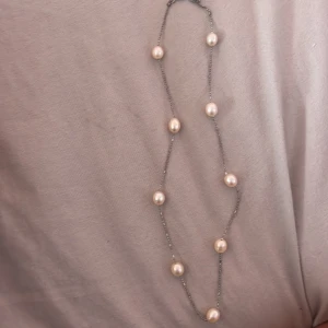 Pärlhalsband  - Hej ja säljer mitt super fina pärlhalsband. Vet ej vart det är ifrån men det rostar inte och ser äkta ut. Så ja antar att de är det. 