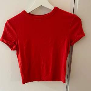 Jättemjuk röd tshirt från bershka som jag nästan aldrig använt. Det står storlek m men passar även s.💗