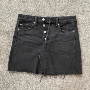 Jeanskjol - Jeanskjol från H&M 🥰🥰Väldigt bra skick!