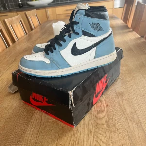 Jordan 1 university blue - Tjena säljer mina skor har haft dom i typ 2år använder inte dom längre så har valt att sälja dom skorna är i bra skick ut på men är lite skadade på insidan  Dom är i storlek 43 hör av er vid intressen och funderingar 