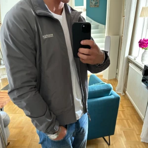 Woolrich Jacka - Riktigt fet jacka från Woolrich, perfekt för hösten eller våren. Perfekt skick 10/10. Skriv vid frågor!