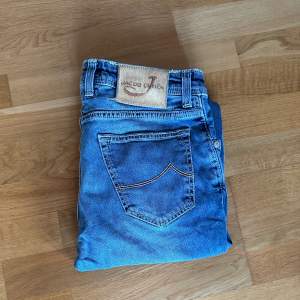 Ett par Jacob Cohen jeans i utmärkt skick. Storleken är W32 men är något mindre. För fler bilder och vid eventuella frågor kom privat. 