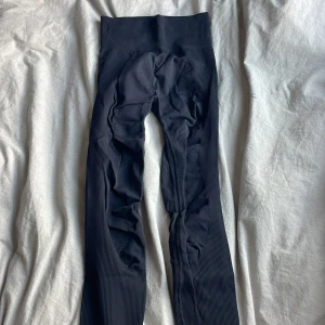 Svarta träningsthights - Svarta träningstights. Lite noppriga. Väldigt sköna💓💓