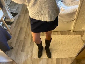 Minikjol från COS - Marinblå minikjol från COS, helt ny med prislapp! Supersnygg och trendig 