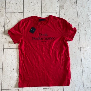 Peak Performance T-Shirt - En röd Peak Performance i storlek XL🔥 Helt ny med lapp kvar och en unik färg! Kontakta vid minsta fråga🔔