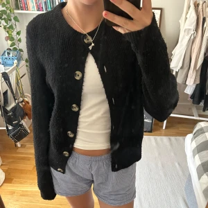 Stickad kofta - Lite nopprig 