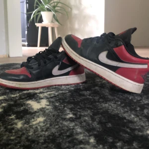 Jordan 1 low bred toe  - Skick 4/10 storlek 38,5