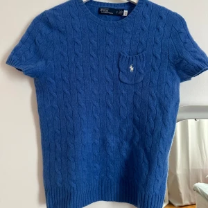 Ralph lauren tshirt - Så fin ralph lauren tröja i ull. Använd ca 3 gånger och kommer tyvärr inte alls till användning längre.
