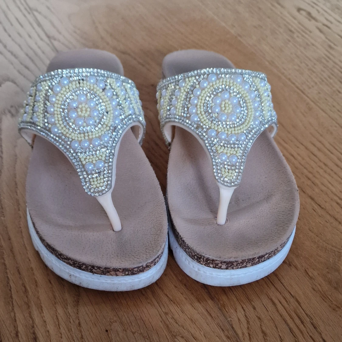 Tåsandaler med pärlor - 91