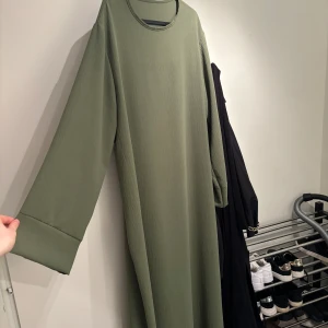 Grön abaya  - Helt ny! Priset är 320kr  Storlek One size, längden är 147 cm Material Jazz, väldigt luftig och andas bra 