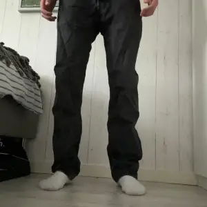 Säljer nu mina svart/gråa 501 Levi’s jeans då det inte är min stil längre. Jeansen är storlek w32 L32 vilket är min vanliga storlek, jag är 183cm lång. Jeansen sitter lite löst i midjan och lite långa. Original pris är 1200kr.