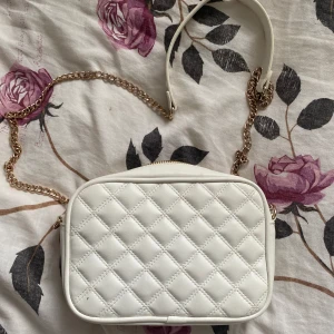 Vit h&m handväska  - En vit liten handväska med guldig kedja. Den är i bra skick med några fläckar på insidan. 