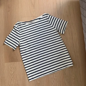 Arket Randig tshirt  - Storlek M