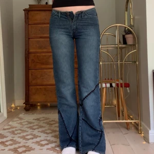 Vintage lågmidjade jeans - Lågmidjade utsvängda jeans med sömdetaljer på benen, från märket Esprit! Jag är 173 cm, midjemåttet är 74 cm och innerbenslängden 80 cm (lite små på mig) 💘 