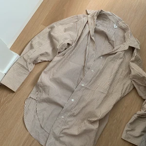 Beige randig skjorta  - Från arket. Nyskick