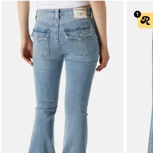 Säljer ett par lågmidjade bootcut true religion jeans i storlek 25💗nypris är 1199 kr och jag har använt dom tre gånger💞dåliga bilder så skriv om ni vill ha fler 