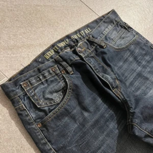 SWAG byxor  - mycket bra kvalitet, de är som nya jag köpte dem precis men de passade inte som jag ville :,( storlek XL men jag skulle säga att de är L. Mått  fil 47 total längd 106 benvidd nedtill 21,5, låt 36 och skick som på bilderna 