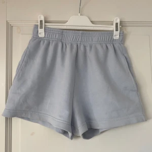 Ljusblå Shorts  - Väldigt sköna mjukisshorts som jag använt några gånger, bra skick. Säljer eftersom de är för små för mig.