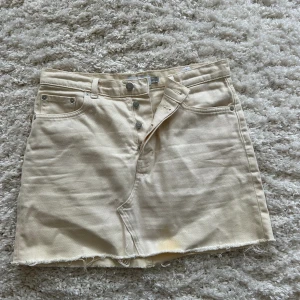 Jeanskjol - Krämfärgad jeanskjol från & other stories  - OBS mindre missfärgning på sista bilden