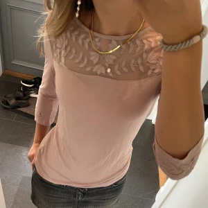 Trekvartsärmad tröja med spets - Beige/rosa trekvartsärmad tröja med spets från H&M. Storlek S. Fint skick. Använd gärna köp nu!