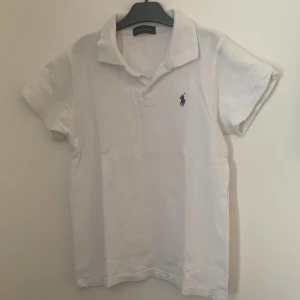 Fin Raul flauren tröja 👕  - Tröjan är för liten för mig och är använd några gånger. Passar nog bra på dig som är mellan 160-168