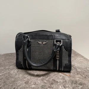 Zadig väska  - Så cool väska från Zadig med silver nitar i en mellanstor modell. Rymlig, bra i skick och passar till alla tillfällen. Helt slutsåld på hemsidan. Nypris 6 200 kr 