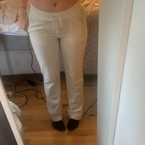 juicy byxor - säljer mina vita juicy byxor storlek Xs då dom inte längre kommer till användning. är 167 cm o dom sitter perfekt i längden. köparen står för betalning av frakt och vid köp tryck gärna på ”köp nu” knappen för enkel o smidig handel