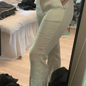 Linnebyxor Nelly - Lågmidjade linnebyxor från Nelly. Stl 38. Aldrig använda och prislappen sitter kvar. Bara att höra av sig om ni har någon fundering☺️