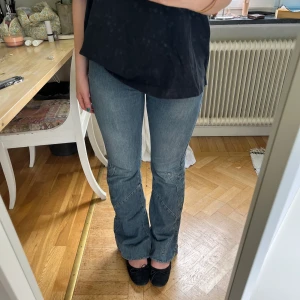 Jeans med detaljer  - Supercoola jeans med detaljer på fickor och benen💗I bra skick förutom en liten slitning längst ner på ena benet Innerbenslängd: 80 cm Midjemått: 36 cm