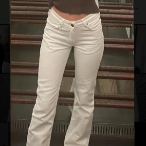Vita jeans - Vita lågmidjade raka jeans från bikbok. Storlek W24/L32. Säljer dessa då de blivit för små. Använda ett fåtal gånger och är i bra skick. Har dessa i även svart och blått också, om det skulle vara av intresse är det bara att höra av sig! 