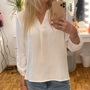Vit blus från Vero Moda  - Säljer min vita blus från Vero Moda i storlek S😊