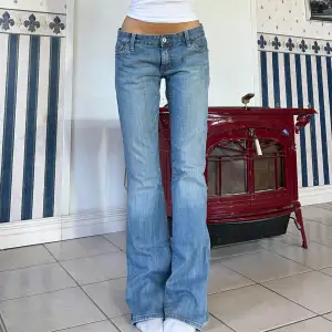 Låga vintage jeans i bootcut🩷 midja 82cm & Innerben 87cm🩷 (stora på mig). Jag är ca 165🩷 obs kan ha svag missfärgning bak (bild 3), förövrigt bra skick!