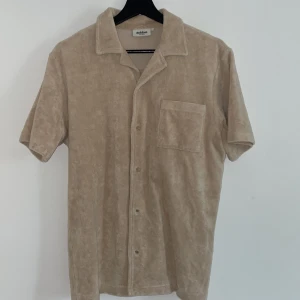 Frotteskjorta - Snygg pike/skjorta i perfekt färg för sommaren.  Använd 1 gång