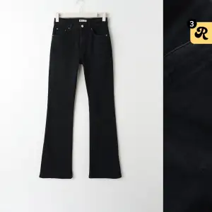 säljer dessa snygga svarta jeans från gina i modellen full length flare i svart storlek 34 , inga defekter osv. egna bilder finns! 💞