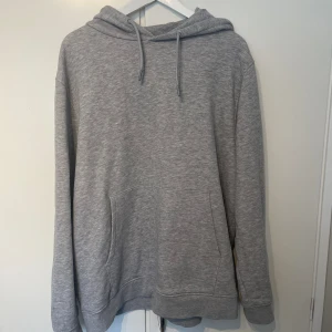 Grå hoodie - Grå hoodie från Dressmann i storlek XL. 