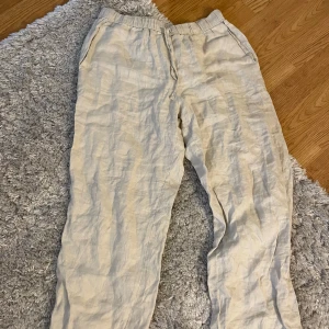 Linnebyxor - Säljer dessa beige linnebyxor i stl XS. Säljer då dom tyvärr är för små. Första bilden är byxorna ostrukna. Säljer för 120