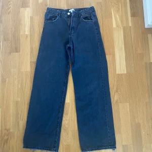 Navy Blue Wide Leg Jeans - Storlek XS Köpt på Gina Tricot för 650kr Jättebra skick, endast provade!