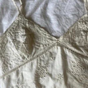 Zara klänning - Säljer min fina klänning från zara. Den är endast använd två gånger. Ena bandet är trasigt men det funkar lika bra ändå, det går att laga eller bara knyta fast som jag har gjort (se sista bilden)❤️❤️