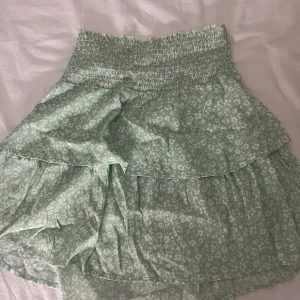 Volang kjol  - En söt mint grön volang kjol från Vila. Använd en gång. 