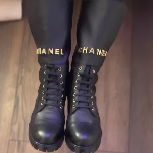 Chanel boots - Chanel boots i kartong helt oanvända mycket bra kvalite skinn/ läder ( nappaskinn) ! Ej säker på att dom är helt äkta men dom är identiska i allt . Men supersnygga samt identiska. Jag accepterar endast Swish direkt till mig. Bor i Stockholm.Kan mötas