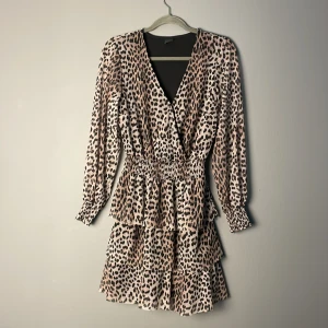 Klänning ginatricot - Snygg och skön klänning i leopardmönster. Volang nedtill. 