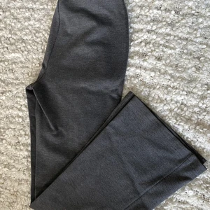 Byxor - Byxor från madlady i mycket bra skick, knappt använda. 🩶 Storlek S/REGULAR, alltså storlek S och normal i längden. 