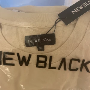 T-shirt - Oanvänd t-shirt från New Black. Herrmodell storlek XL