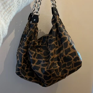 Skit snygg vintage leopard väska 🐆  - Säljer denna skit snygga leopard väskan som är nu väldigt inne 😍. Den är köpt i en vintage butik i Paris i år för nästan 170€. Kommer tyvärr inte för användning. Den är jätte rymlig och passar mycket kläder. 