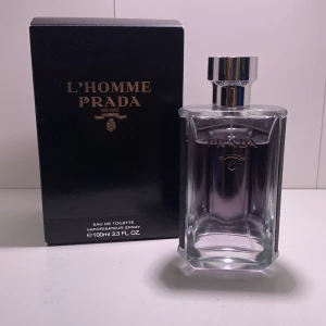Prada l’homme edt🫧💦🧼 - Luktar fräscht och är en perfekt kontor och vardaglig parfym. Funkar perfekt nu på sommaren. Ca 90/100 ml kvar.