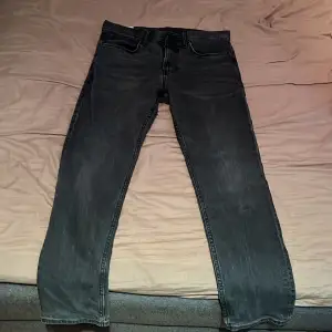 Jeans (slim fit) från H&M, storlek 34/32, mörkgråa och som helt nya