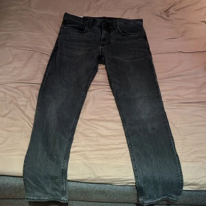 H&M jeans - Jeans (slim fit) från H&M, storlek 34/32, mörkgråa och som helt nya