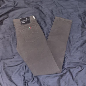 Jacob cohen jeans - Säljer ett par gråa jacob cohén jeans🙌 De är helt nya och inga defekter.  Vid intresse eller fler bilder skriv privat😁
